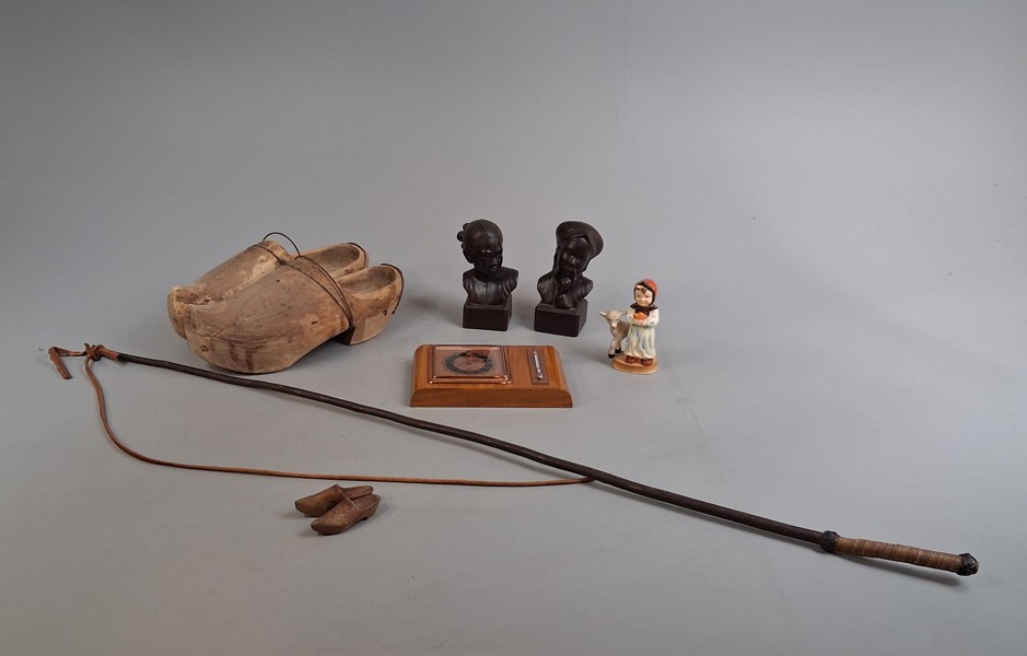 Diverse. Bl.a Trätofflor m.m.