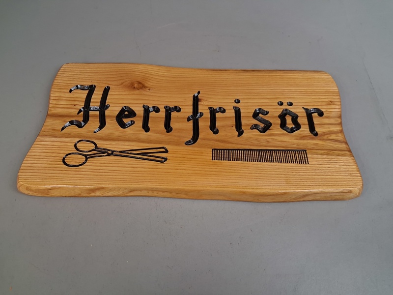 Dubbelsidig träskylt. "Herrfrisör", Utskurna bokstäver & dekor.