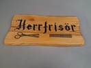 Dubbelsidig träskylt. "Herrfrisör", Utskurna bokstäver & dekor.
