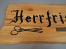 Dubbelsidig träskylt. "Herrfrisör", Utskurna bokstäver & dekor.