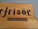 Dubbelsidig träskylt. "Herrfrisör", Utskurna bokstäver & dekor.