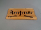 Dubbelsidig träskylt. "Herrfrisör", Utskurna bokstäver & dekor.