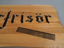 Dubbelsidig träskylt. "Herrfrisör", Utskurna bokstäver & dekor.