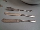 Diverse. Nysilver, mässing & emalj.