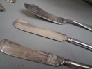 Diverse. Nysilver, mässing & emalj.