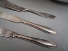 Diverse. Nysilver, mässing & emalj.