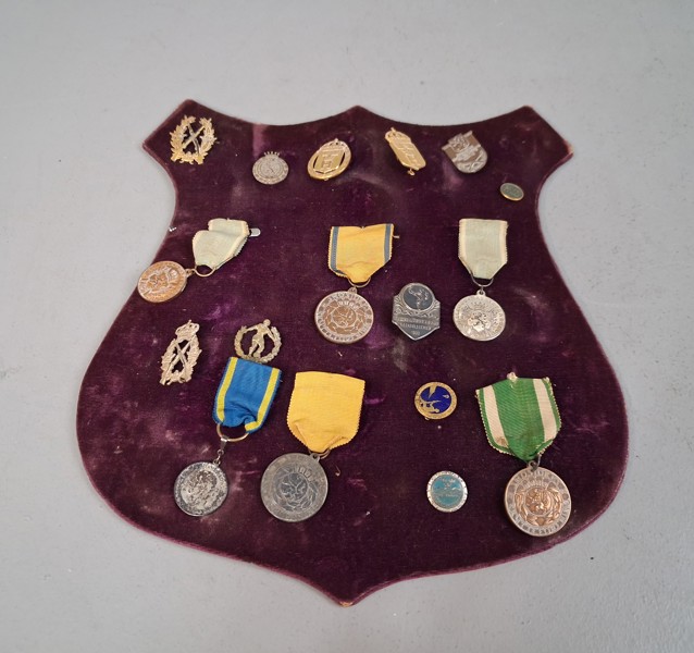 Märkessköld med medaljer. Bl.a 3st silver cirka 36gram.