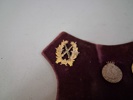 Märkessköld med medaljer. Bl.a 3st silver cirka 36gram.