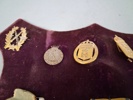 Märkessköld med medaljer. Bl.a 3st silver cirka 36gram.