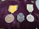 Märkessköld med medaljer. Bl.a 3st silver cirka 36gram.