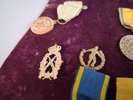 Märkessköld med medaljer. Bl.a 3st silver cirka 36gram.