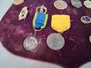 Märkessköld med medaljer. Bl.a 3st silver cirka 36gram.