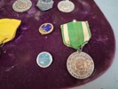 Märkessköld med medaljer. Bl.a 3st silver cirka 36gram.