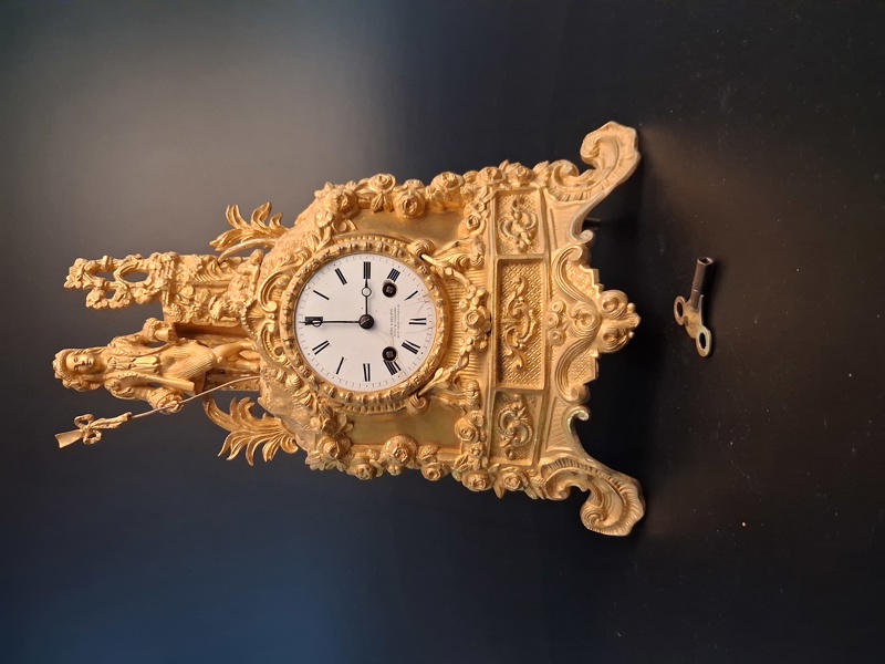 BORDSPENDYL. Viel & Delrus, Förgylld brons, 1800-talet.