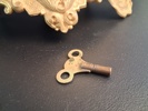 BORDSPENDYL. Viel & Delrus, Förgylld brons, 1800-talet.