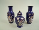 2 Vaser & en lockurna. CC. Made in Japan. 3 delar.
