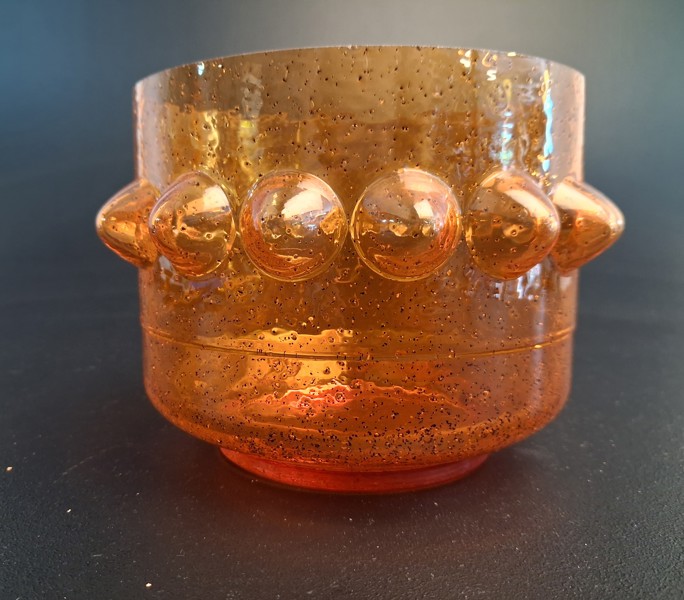 Skål. Hyllinge. Orange nyans, 2 Sprickor.