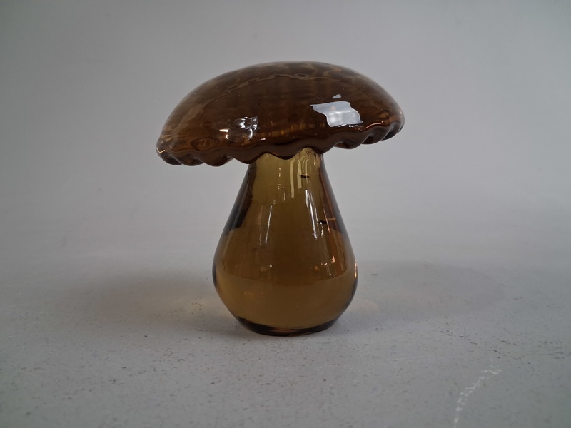 Svamp, Glas. FM Konstglas Ronneby. Brun nyans.