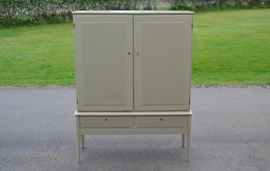 Skåp. Gustaviansk stil, 1900-talet.