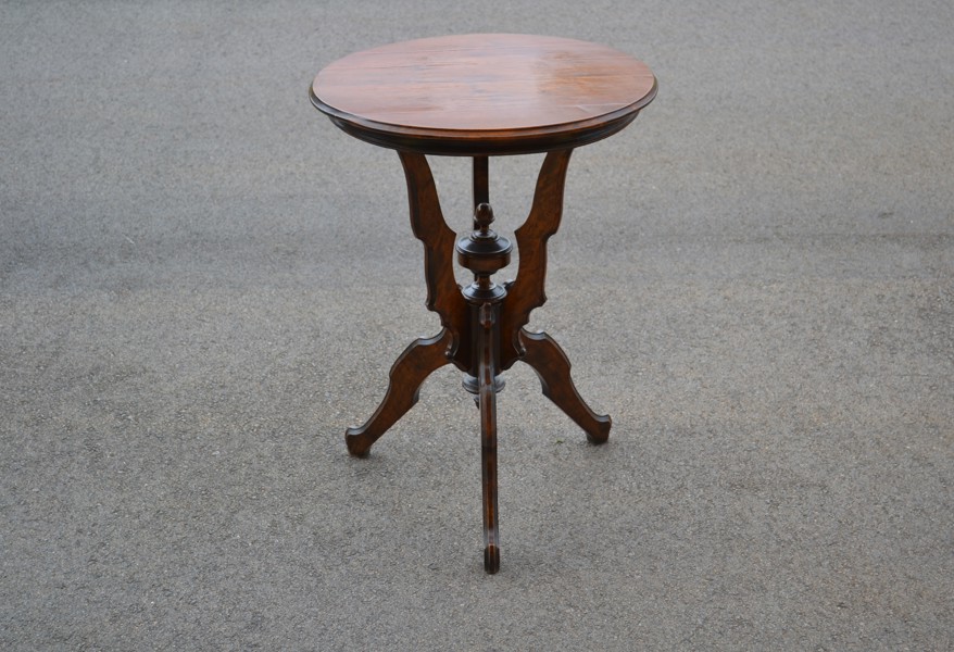 Äldre pelarbord. 1800/1900-talet.