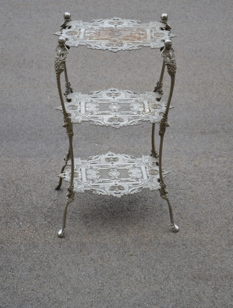 Sidobord/piedestal. Metall, 1900-talets första hälft.