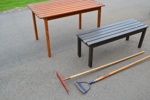 Trädgårdsbord, trädgårdsbänk & 2 trädgårdsredskap.