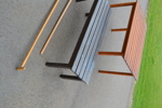 Trädgårdsbord, trädgårdsbänk & 2 trädgårdsredskap.