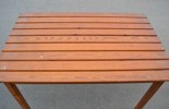 Trädgårdsbord, trädgårdsbänk & 2 trädgårdsredskap.
