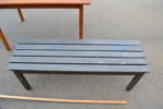 Trädgårdsbord, trädgårdsbänk & 2 trädgårdsredskap.