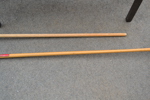 Trädgårdsbord, trädgårdsbänk & 2 trädgårdsredskap.