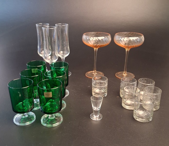 Diverse glas. Bl.a Reijmyre snapsglas Antik.