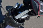 Golfbag med klubbor.