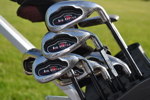 Golfbag med klubbor.