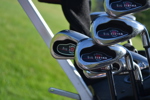 Golfbag med klubbor.