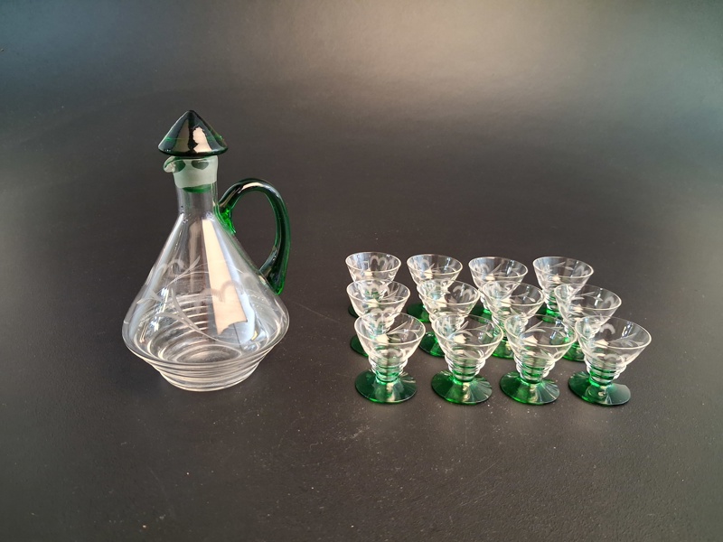 Karaff & 12 snaps/Likörglas. Troligtvis Trellerborgs glasbruk.