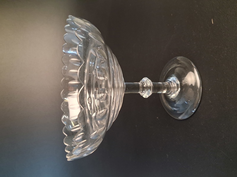 Skål på fot. Glas.