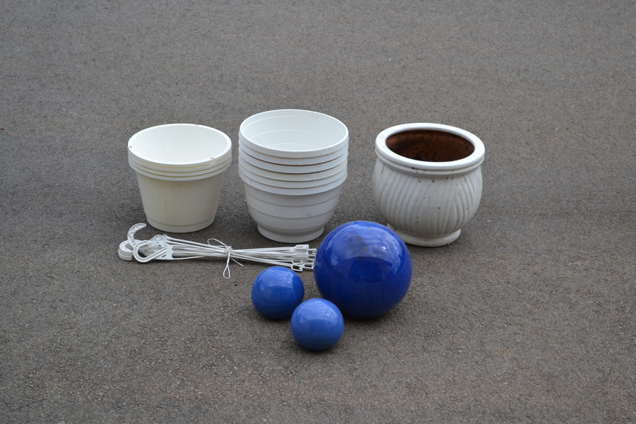 Diverse plastamplar, kruka, dekorationsbollar & plastkrukor.