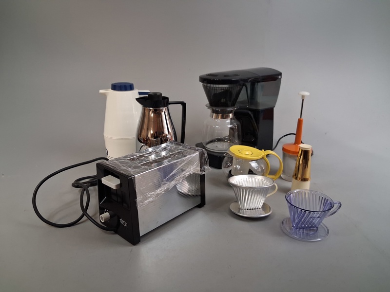 Diverse köksredskap. Bl.a Kaffekokare & Brödrost m.m.