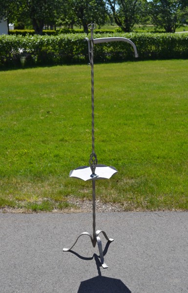 Golvlampa med bord. Smide, tillverkat i Ysby.