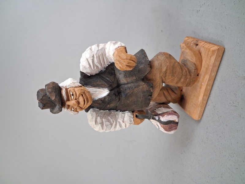 OLOF ARVID SJÖDAHL. Figurin, träsnideri, "gubbe med väska", signerad.