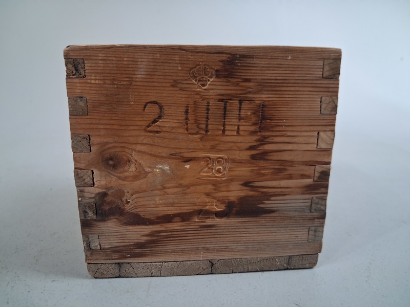 Krönt trämått. 2 Liter, 1800-talet.