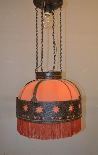 Taklampa. Jugend, metall, kopparslagare Gunnesson Laholm, 1900-talets första hälft