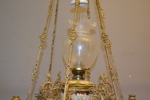 Takfotogenlampa. Majolika, omkring 1900, renoverad.