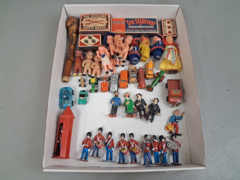 Diverse. Bl.a mindre bilar, Tintin, dockor m.m.