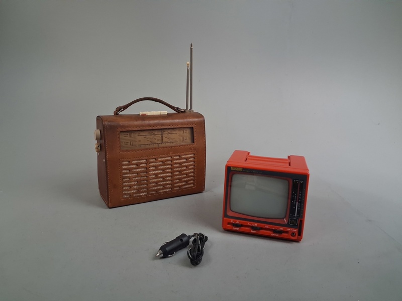 Äldre radio AGA & liten TV Transtec, 5 tum.