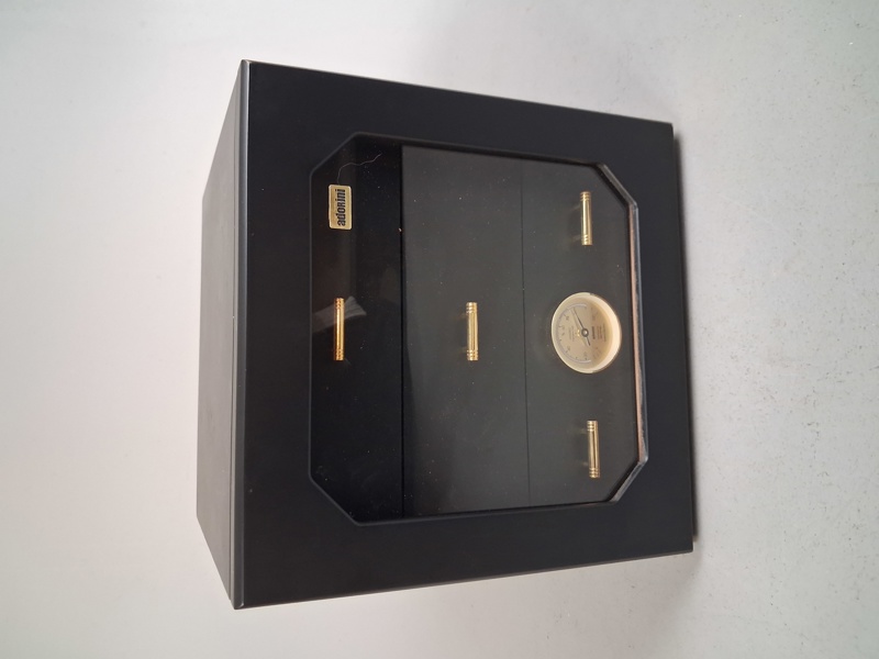 Humidor, Chiani Adorini.