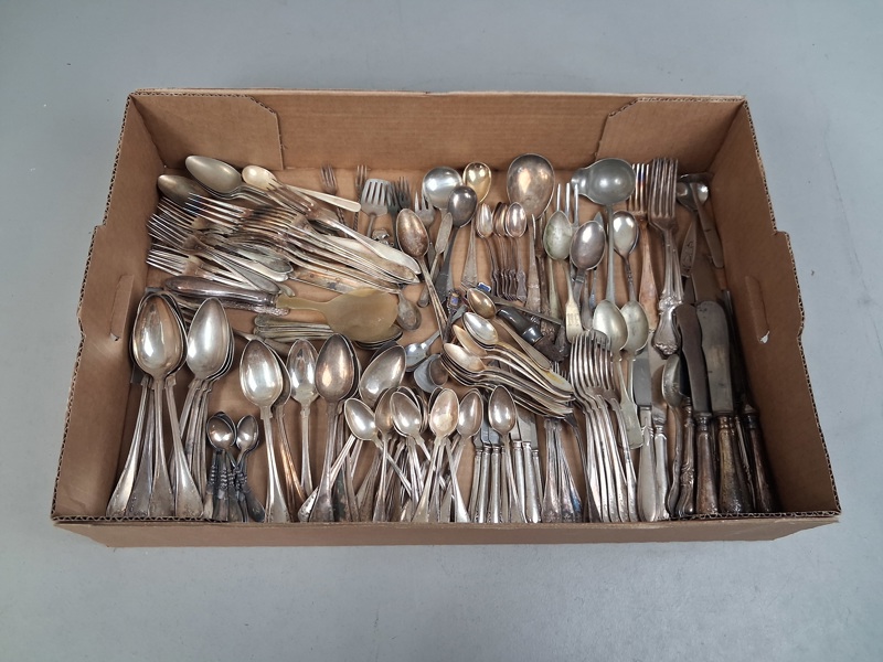 Diverse bestick. Mestadels nysilver.