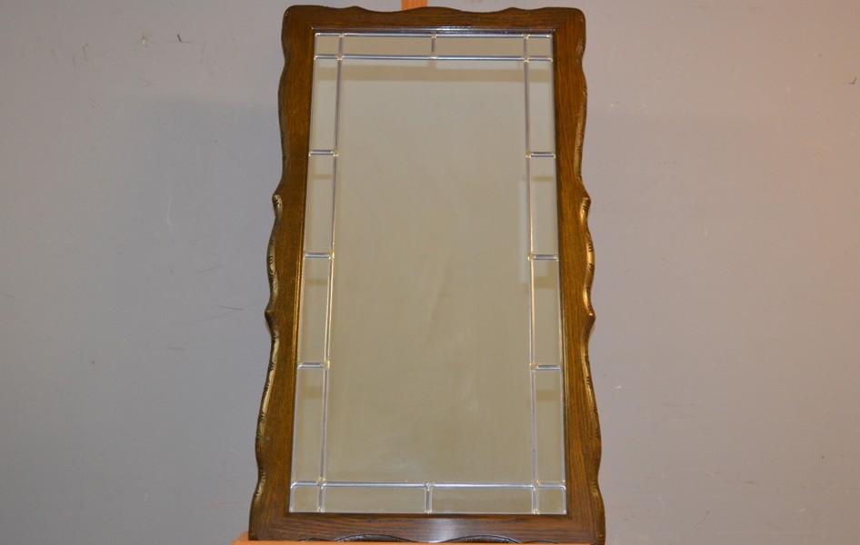 Spegel. Ek med blyinfattat glas.