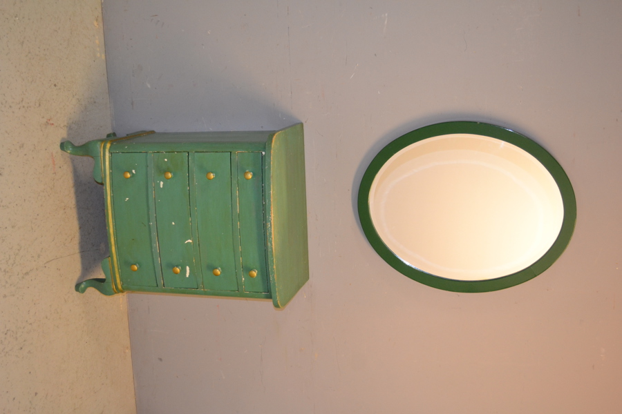 Äldre byrå & spegel med fasettslipat glas.