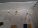 Diverse pins. medaljer, klockor m.m.